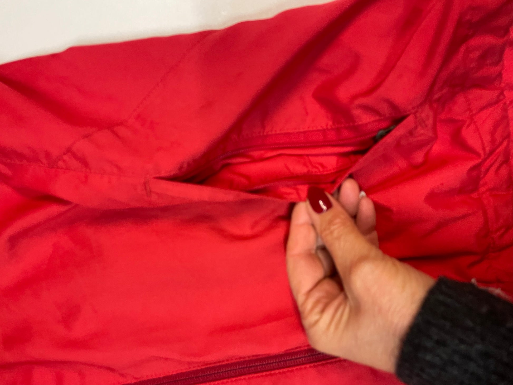 Entdecke unsere Vintage Track Pants von Nike und anderen Marken, erhältlich bei Valuxery.de - Dein Shop für trendige Vintage - Kleidung. Unsere Track Pants sind aus hochwertigen Materialien und
