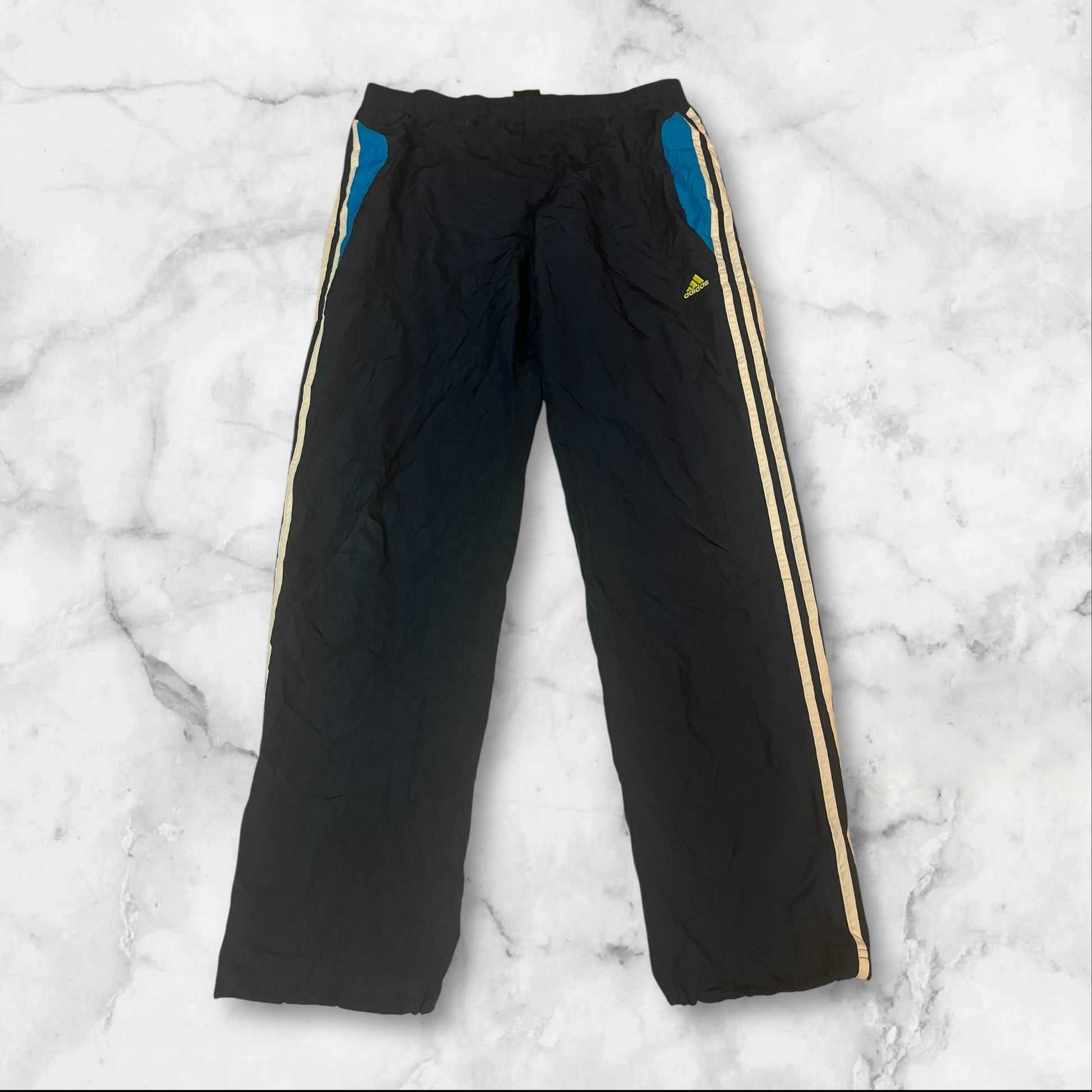 Entdecke unsere Vintage Track Pants von Nike und anderen Marken, erhältlich bei Valuxery.de - Dein Shop für trendige Vintage - Kleidung. Unsere Track Pants sind aus hochwertigen Materialien und