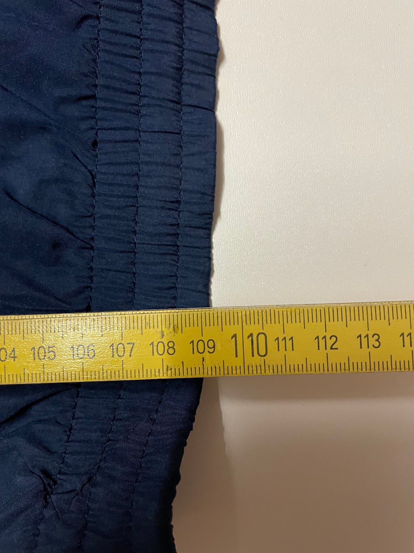 Entdecke unsere Vintage Track Pants von Nike und anderen Marken, erhältlich bei Valuxery.de - Dein Shop für trendige Vintage - Kleidung. Unsere Track Pants sind aus hochwertigen Materialien und