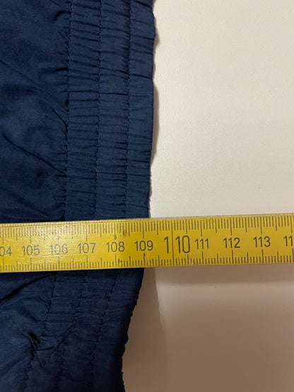 Entdecke unsere Vintage Track Pants von Nike und anderen Marken, erhältlich bei Valuxery.de - Dein Shop für trendige Vintage - Kleidung. Unsere Track Pants sind aus hochwertigen Materialien und
