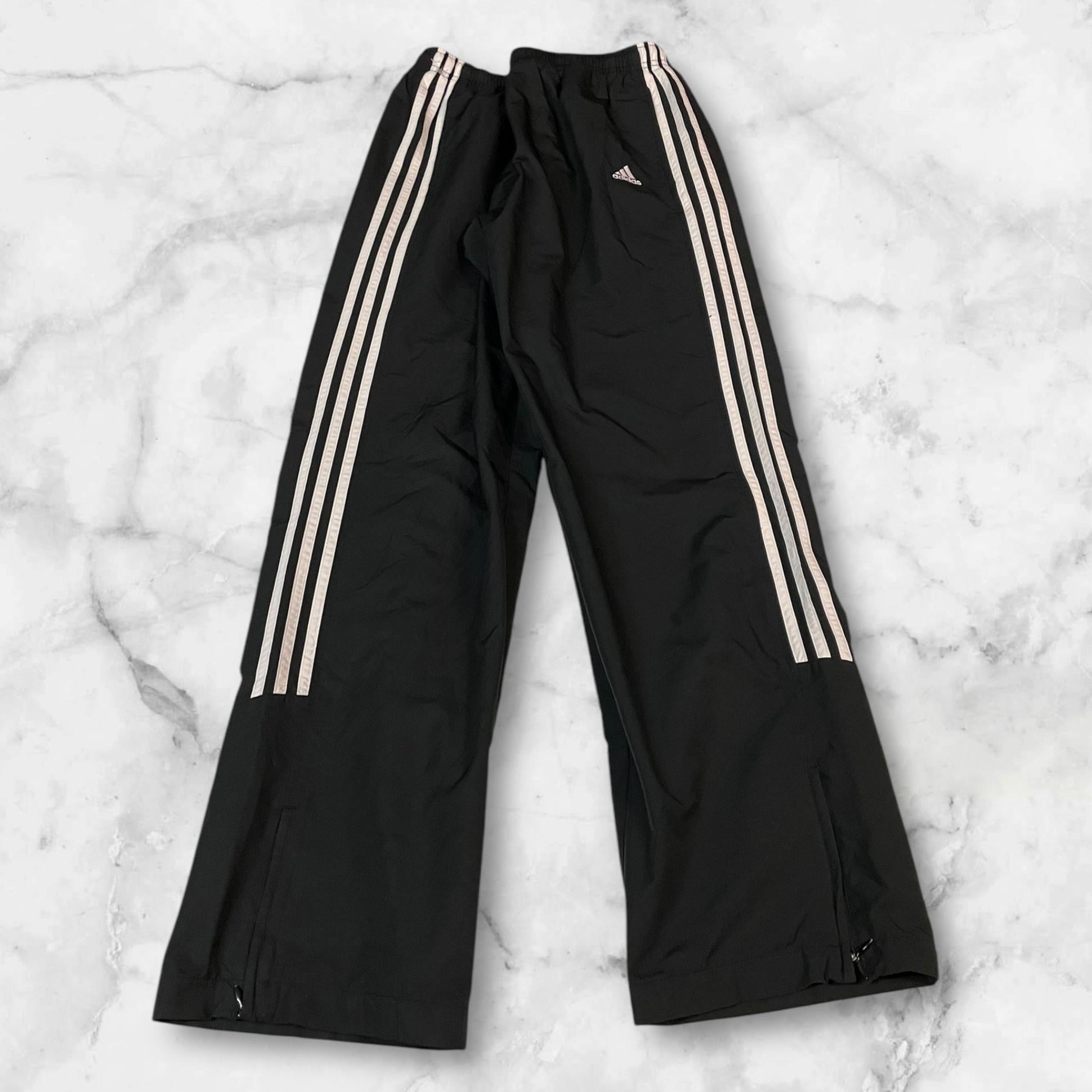 Entdecke unsere Vintage Track Pants von Nike und anderen Marken, erhältlich bei Valuxery.de - Dein Shop für trendige Vintage - Kleidung. Unsere Track Pants sind aus hochwertigen Materialien und