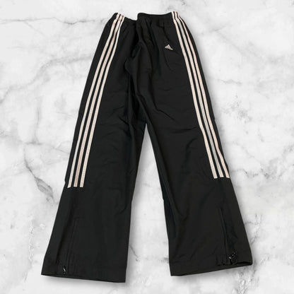Entdecke unsere Vintage Track Pants von Nike und anderen Marken, erhältlich bei Valuxery.de - Dein Shop für trendige Vintage - Kleidung. Unsere Track Pants sind aus hochwertigen Materialien und