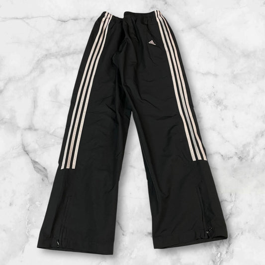 Entdecke unsere Vintage Track Pants von Nike und anderen Marken, erhältlich bei Valuxery.de - Dein Shop für trendige Vintage - Kleidung. Unsere Track Pants sind aus hochwertigen Materialien und