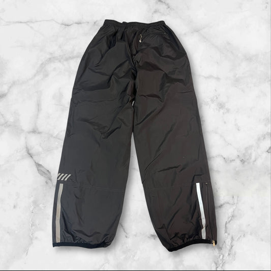 Entdecke unsere Vintage Track Pants von Nike und anderen Marken, erhältlich bei Valuxery.de - Dein Shop für trendige Vintage - Kleidung. Unsere Track Pants sind aus hochwertigen Materialien und
