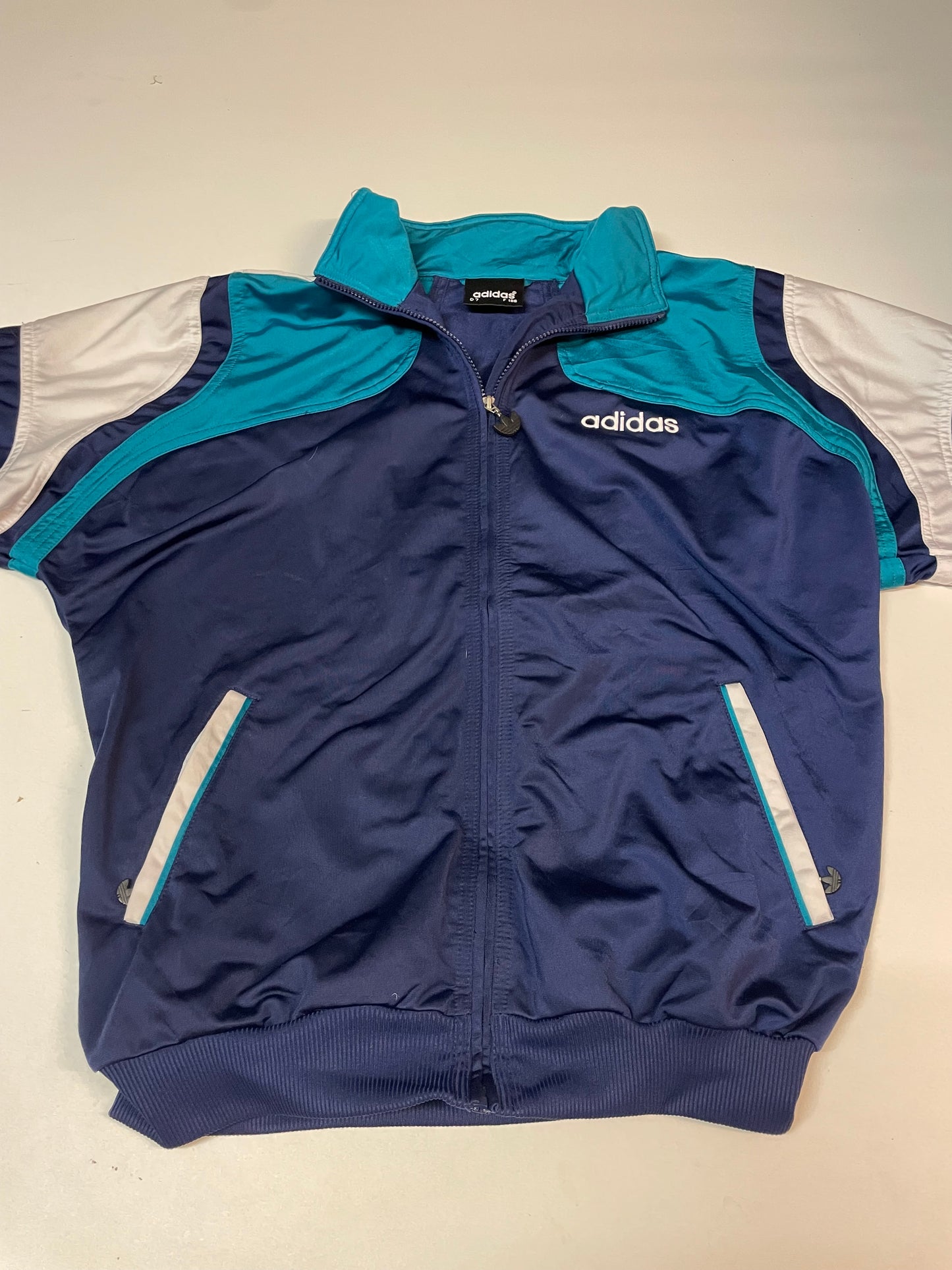 Entdecke unsere Vintage Track Pants von Nike und anderen Marken, erhältlich bei Valuxery.de - Dein Shop für trendige Vintage - Kleidung. Unsere Track Pants sind aus hochwertigen Materialien und