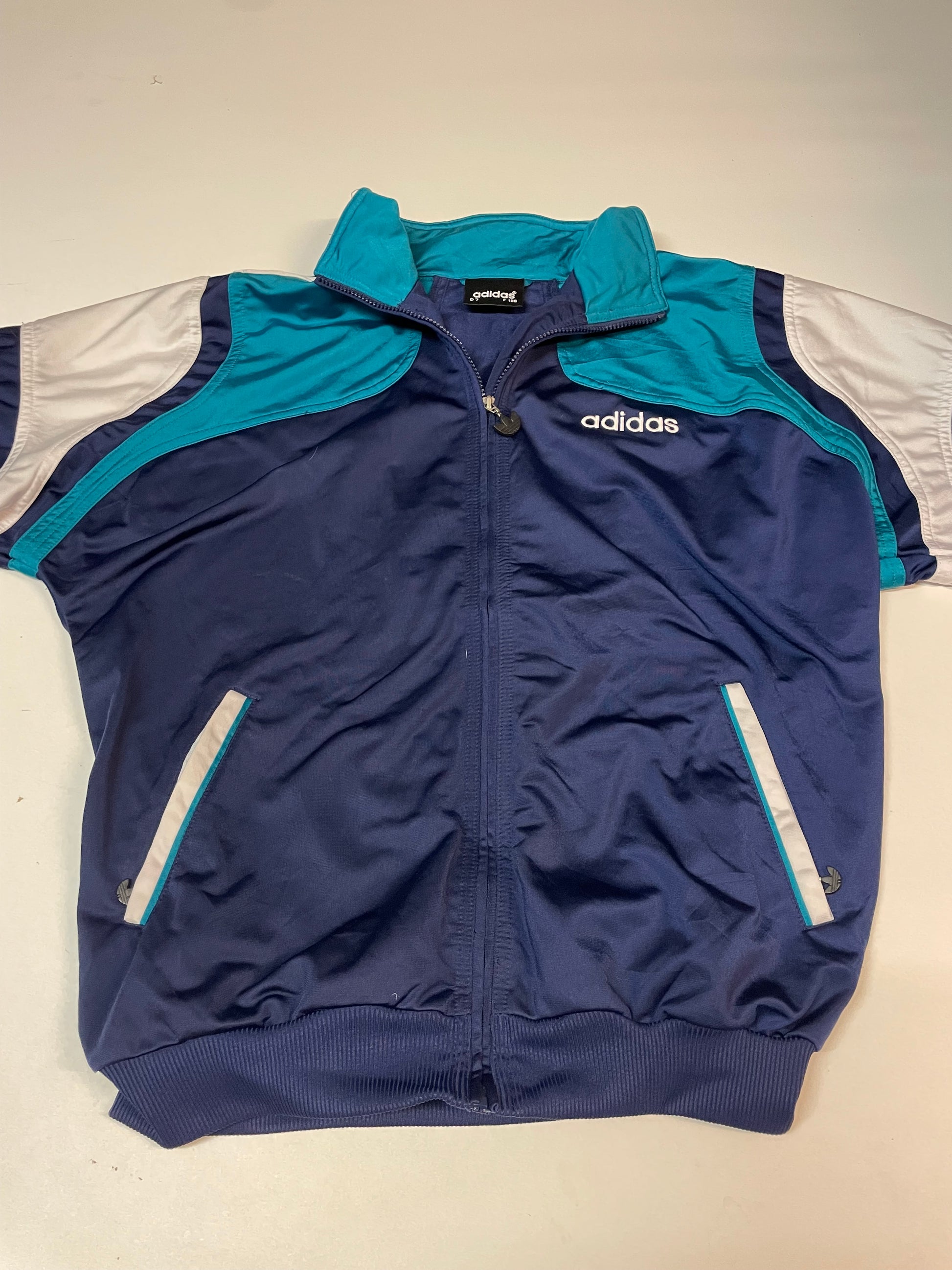 Entdecke unsere Vintage Track Pants von Nike und anderen Marken, erhältlich bei Valuxery.de - Dein Shop für trendige Vintage - Kleidung. Unsere Track Pants sind aus hochwertigen Materialien und