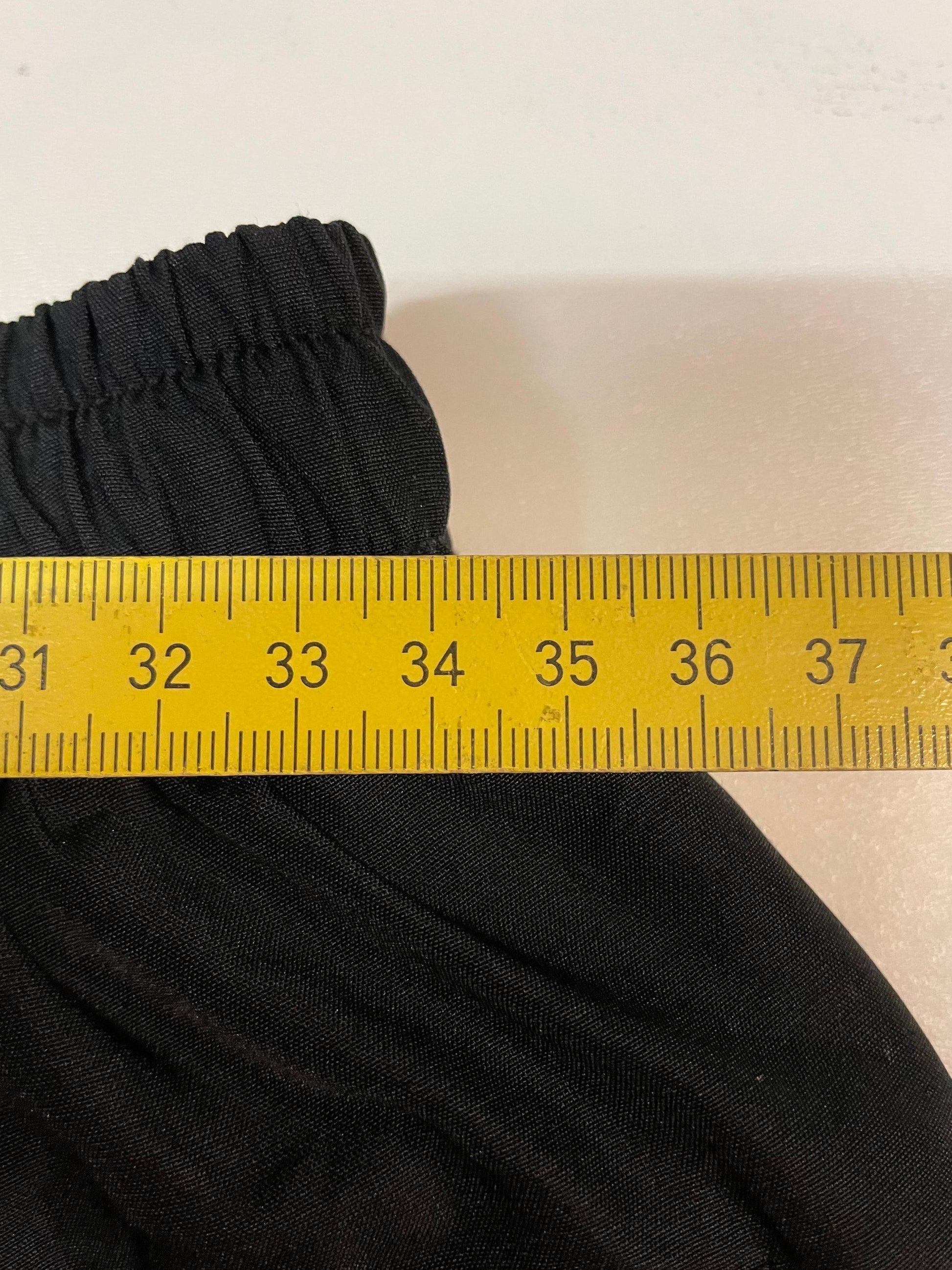 Entdecke unsere Vintage Track Pants von Nike und anderen Marken, erhältlich bei Valuxery.de - Dein Shop für trendige Vintage - Kleidung. Unsere Track Pants sind aus hochwertigen Materialien und