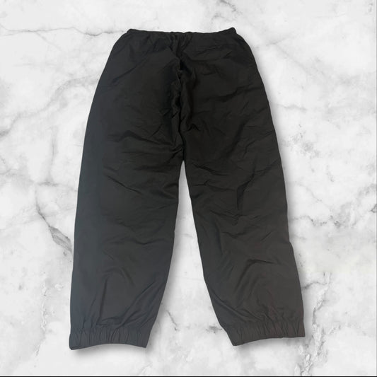 Entdecke unsere Vintage Track Pants von Nike und anderen Marken, erhältlich bei Valuxery.de - Dein Shop für trendige Vintage - Kleidung. Unsere Track Pants sind aus hochwertigen Materialien und