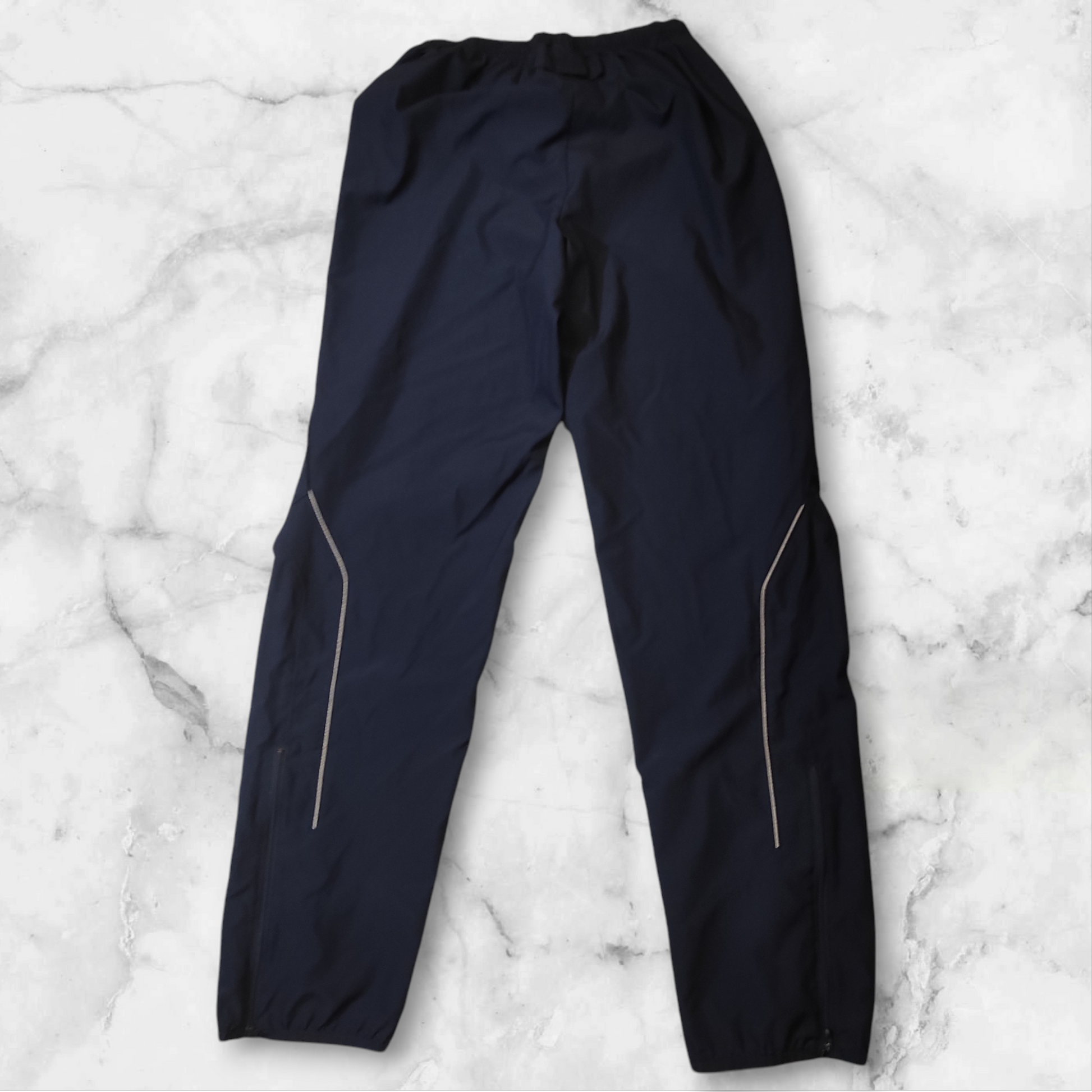 Entdecke unsere Vintage Track Pants von Nike und anderen Marken, erhältlich bei Valuxery.de - Dein Shop für trendige Vintage - Kleidung. Unsere Track Pants sind aus hochwertigen Materialien und