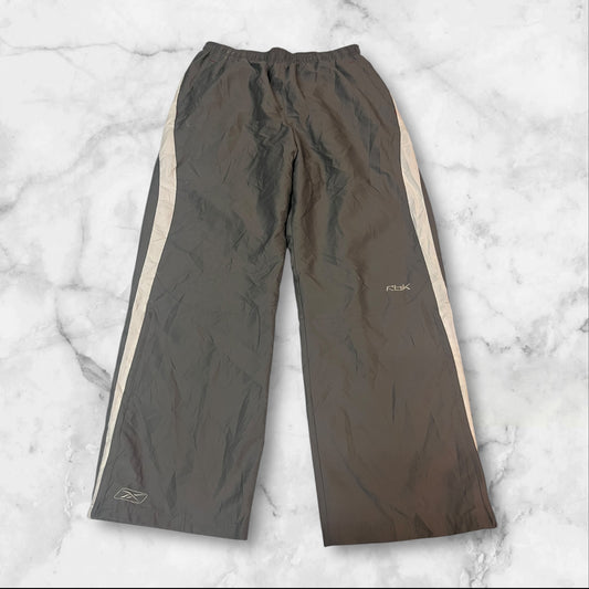 Entdecke unsere Vintage Track Pants von Nike und anderen Marken, erhältlich bei Valuxery.de - Dein Shop für trendige Vintage - Kleidung. Unsere Track Pants sind aus hochwertigen Materialien und