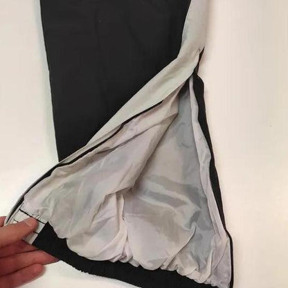 Entdecke unsere Vintage Track Pants von Nike und anderen Marken, erhältlich bei Valuxery.de - Dein Shop für trendige Vintage - Kleidung. Unsere Track Pants sind aus hochwertigen Materialien und