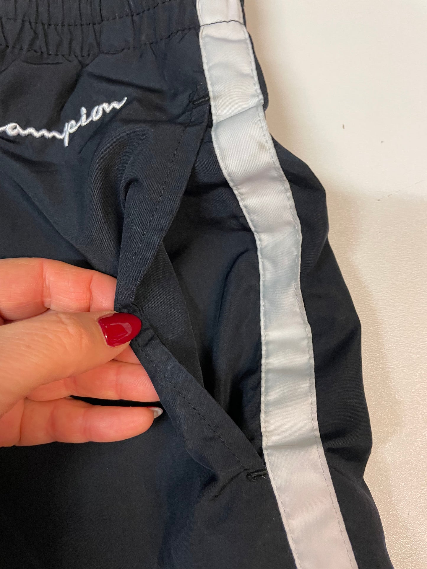 Entdecke unsere Vintage Track Pants von Nike und anderen Marken, erhältlich bei Valuxery.de - Dein Shop für trendige Vintage - Kleidung. Unsere Track Pants sind aus hochwertigen Materialien und