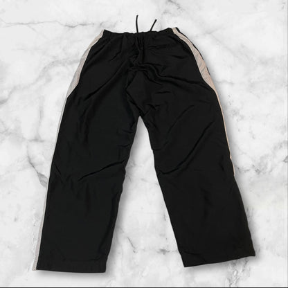 Entdecke unsere Vintage Track Pants von Nike und anderen Marken, erhältlich bei Valuxery.de - Dein Shop für trendige Vintage - Kleidung. Unsere Track Pants sind aus hochwertigen Materialien und
