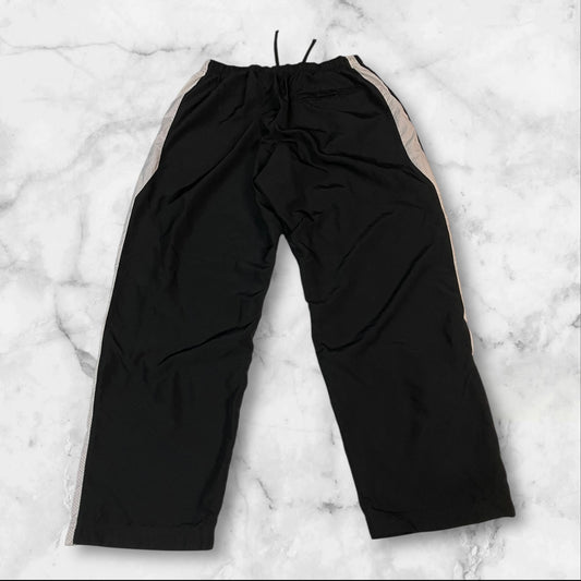 Entdecke unsere Vintage Track Pants von Nike und anderen Marken, erhältlich bei Valuxery.de - Dein Shop für trendige Vintage - Kleidung. Unsere Track Pants sind aus hochwertigen Materialien und