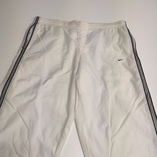 Entdecke unsere Vintage Track Pants von Nike und anderen Marken, erhältlich bei Valuxery.de - Dein Shop für trendige Vintage - Kleidung. Unsere Track Pants sind aus hochwertigen Materialien und