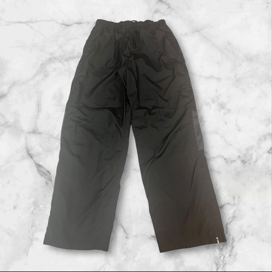 Entdecke unsere Vintage Track Pants von Nike und anderen Marken, erhältlich bei Valuxery.de - Dein Shop für trendige Vintage - Kleidung. Unsere Track Pants sind aus hochwertigen Materialien und