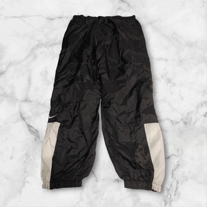 Entdecke unsere Vintage Track Pants von Nike und anderen Marken, erhältlich bei Valuxery.de - Dein Shop für trendige Vintage - Kleidung. Unsere Track Pants sind aus hochwertigen Materialien und