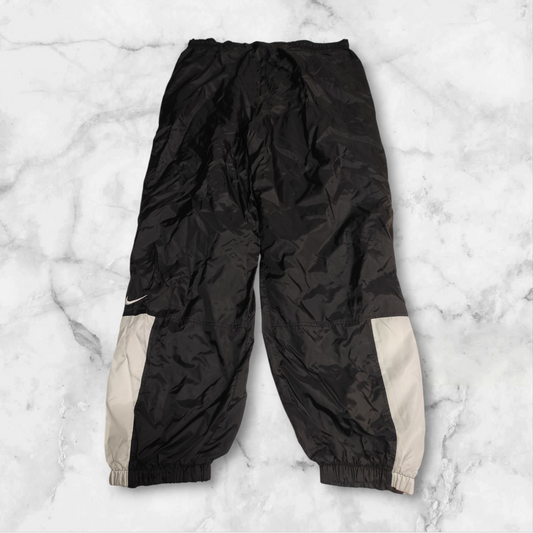 Entdecke unsere Vintage Track Pants von Nike und anderen Marken, erhältlich bei Valuxery.de - Dein Shop für trendige Vintage - Kleidung. Unsere Track Pants sind aus hochwertigen Materialien und