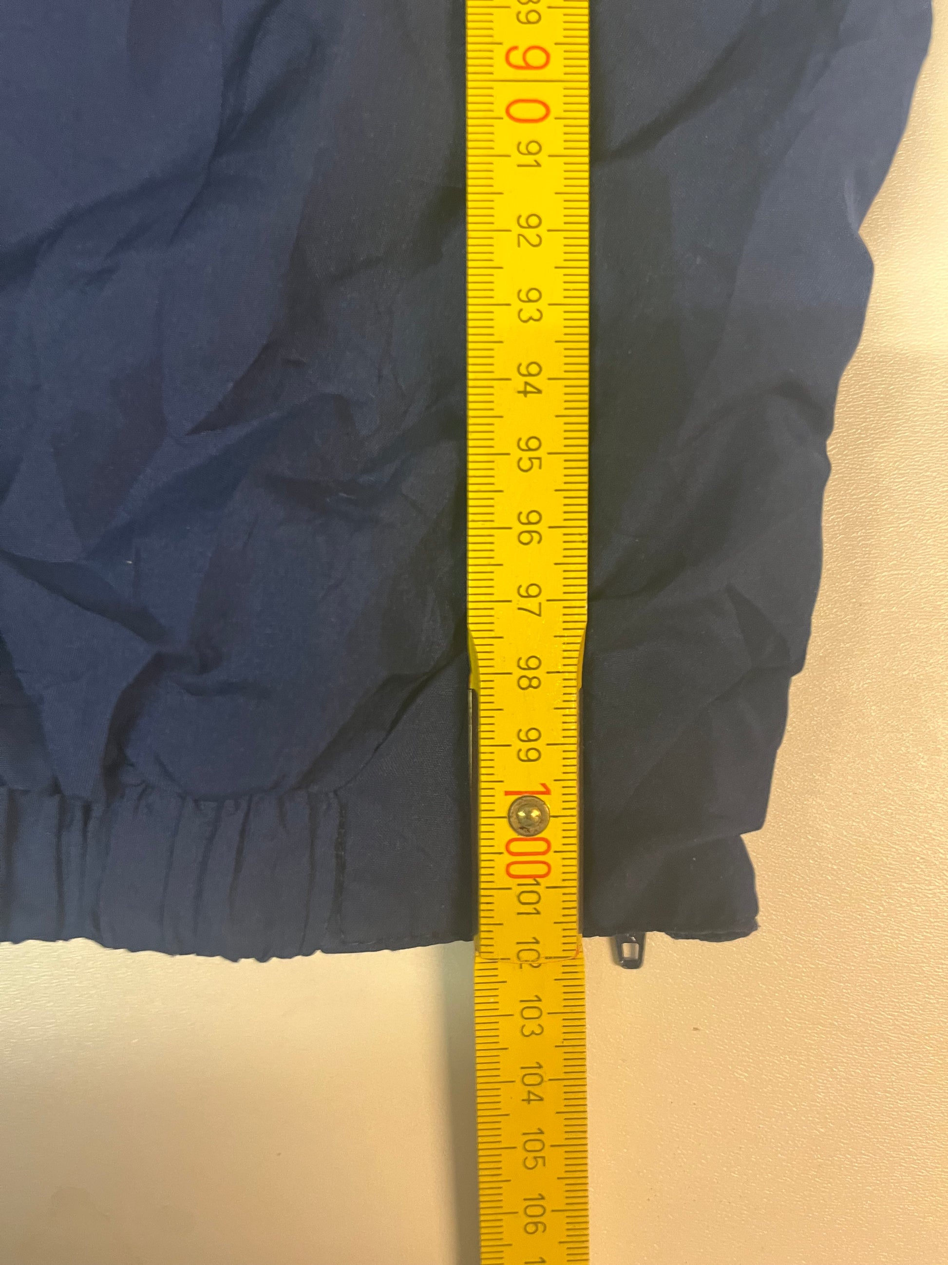 Entdecke unsere Vintage Track Pants von Nike und anderen Marken, erhältlich bei Valuxery.de - Dein Shop für trendige Vintage - Kleidung. Unsere Track Pants sind aus hochwertigen Materialien und