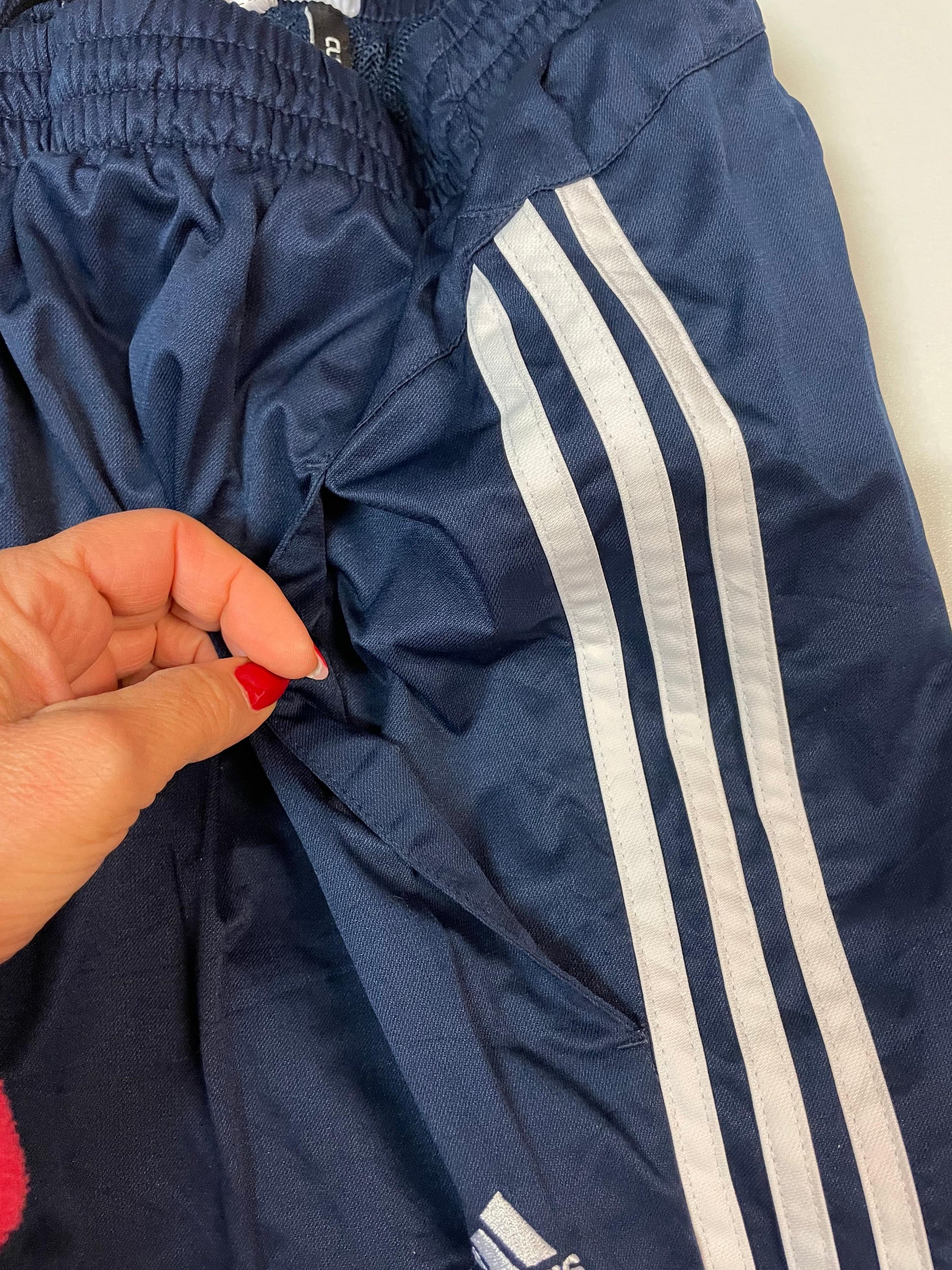 Entdecke unsere Vintage Track Pants von Nike und anderen Marken, erhältlich bei Valuxery.de - Dein Shop für trendige Vintage - Kleidung. Unsere Track Pants sind aus hochwertigen Materialien und