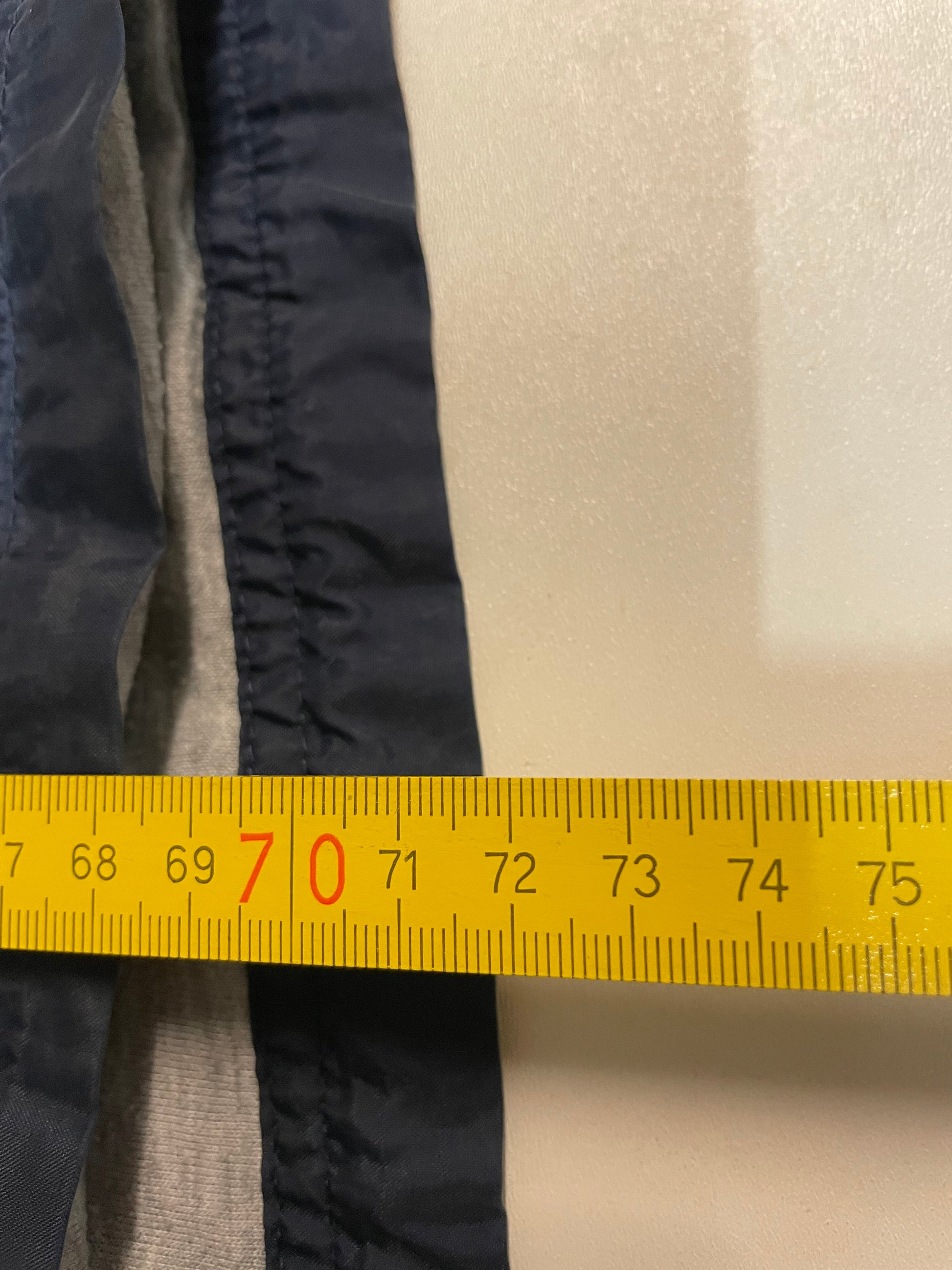 Entdecke unsere Vintage Track Pants von Nike und anderen Marken, erhältlich bei Valuxery.de - Dein Shop für trendige Vintage - Kleidung. Unsere Track Pants sind aus hochwertigen Materialien und