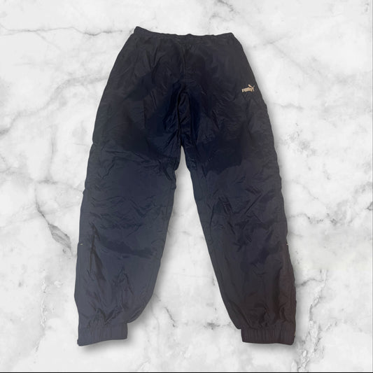 Entdecke unsere Vintage Track Pants von Nike und anderen Marken, erhältlich bei Valuxery.de - Dein Shop für trendige Vintage - Kleidung. Unsere Track Pants sind aus hochwertigen Materialien und