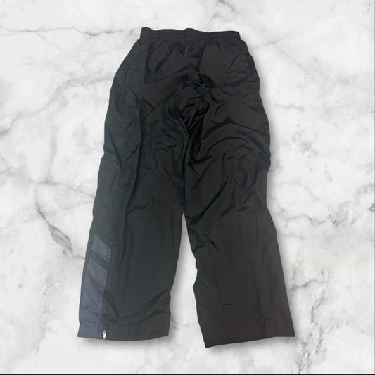 Entdecke unsere Vintage Track Pants von Nike und anderen Marken, erhältlich bei Valuxery.de - Dein Shop für trendige Vintage - Kleidung. Unsere Track Pants sind aus hochwertigen Materialien und