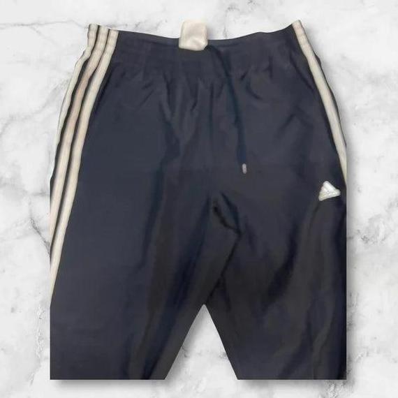 Entdecke unsere Vintage Track Pants von Nike und anderen Marken, erhältlich bei Valuxery.de - Dein Shop für trendige Vintage - Kleidung. Unsere Track Pants sind aus hochwertigen Materialien und