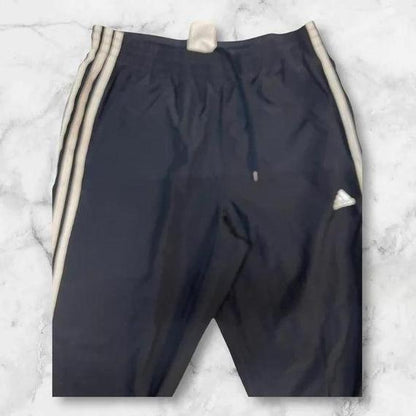 Entdecke unsere Vintage Track Pants von Nike und anderen Marken, erhältlich bei Valuxery.de - Dein Shop für trendige Vintage - Kleidung. Unsere Track Pants sind aus hochwertigen Materialien und