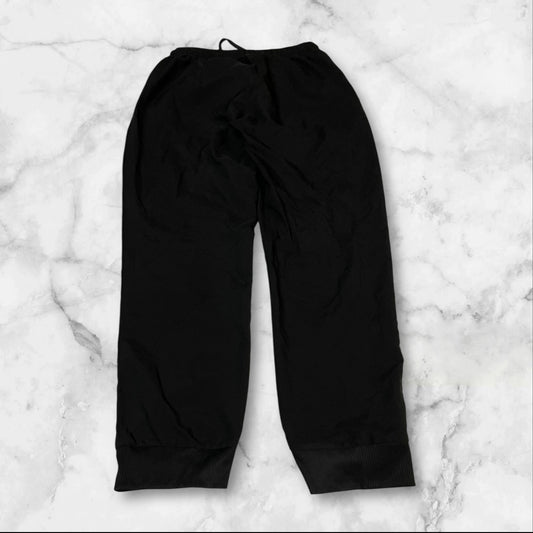Entdecke unsere Vintage Track Pants von Nike und anderen Marken, erhältlich bei Valuxery.de - Dein Shop für trendige Vintage - Kleidung. Unsere Track Pants sind aus hochwertigen Materialien und