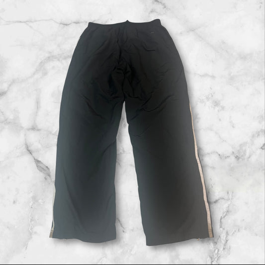 Entdecke unsere Vintage Track Pants von Nike und anderen Marken, erhältlich bei Valuxery.de - Dein Shop für trendige Vintage - Kleidung. Unsere Track Pants sind aus hochwertigen Materialien und