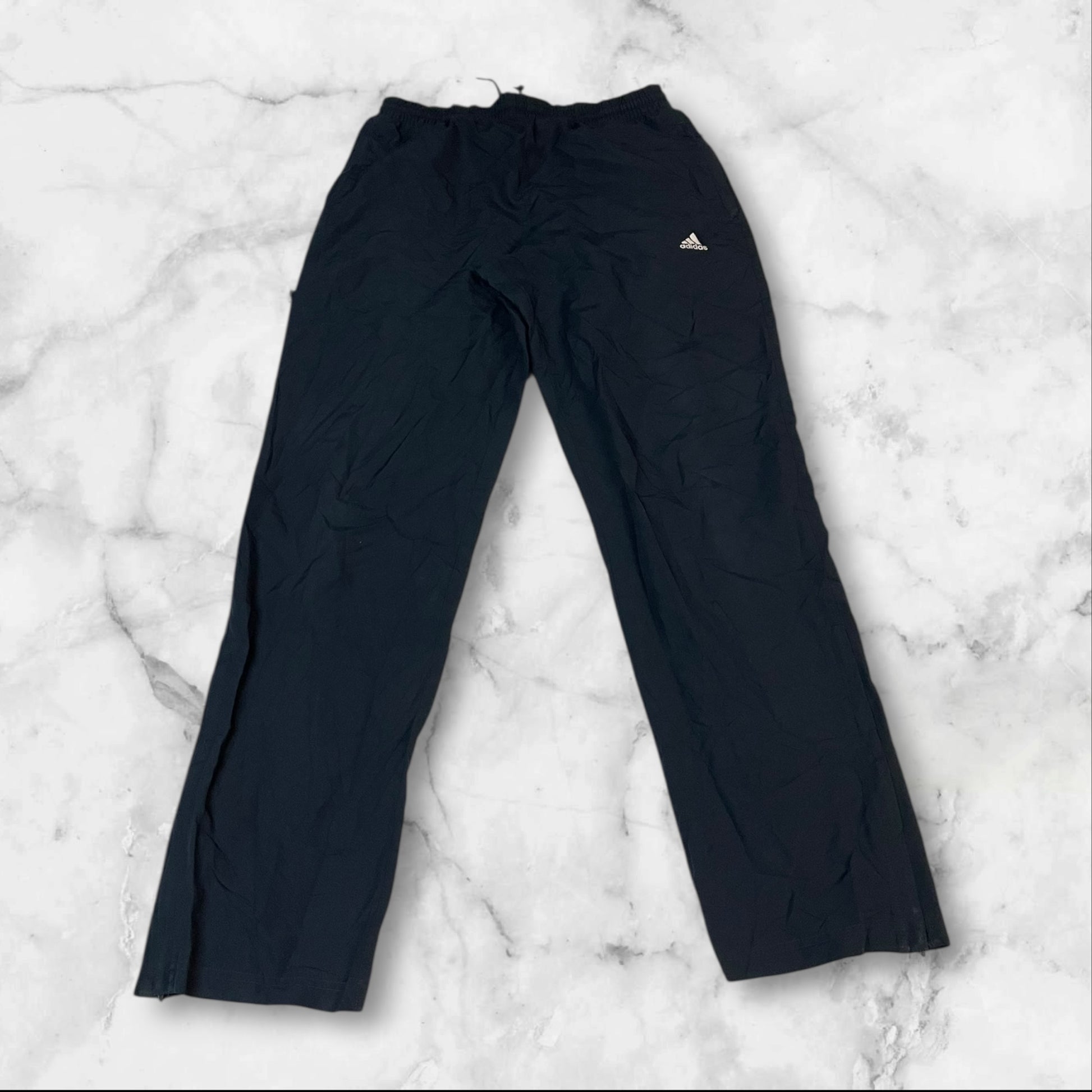Entdecke unsere Vintage Track Pants von Nike und anderen Marken, erhältlich bei Valuxery.de - Dein Shop für trendige Vintage - Kleidung. Unsere Track Pants sind aus hochwertigen Materialien und