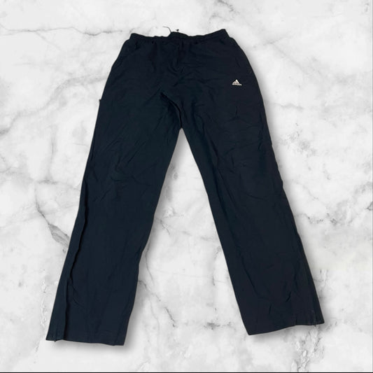 Entdecke unsere Vintage Track Pants von Nike und anderen Marken, erhältlich bei Valuxery.de - Dein Shop für trendige Vintage - Kleidung. Unsere Track Pants sind aus hochwertigen Materialien und