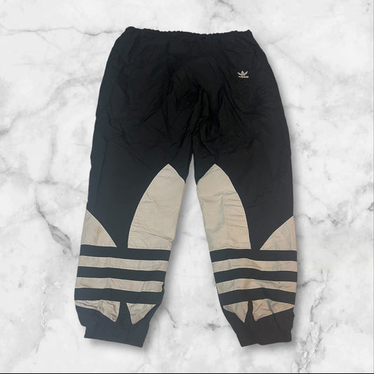 Entdecke unsere Vintage Track Pants von Nike und anderen Marken, erhältlich bei Valuxery.de - Dein Shop für trendige Vintage - Kleidung. Unsere Track Pants sind aus hochwertigen Materialien und