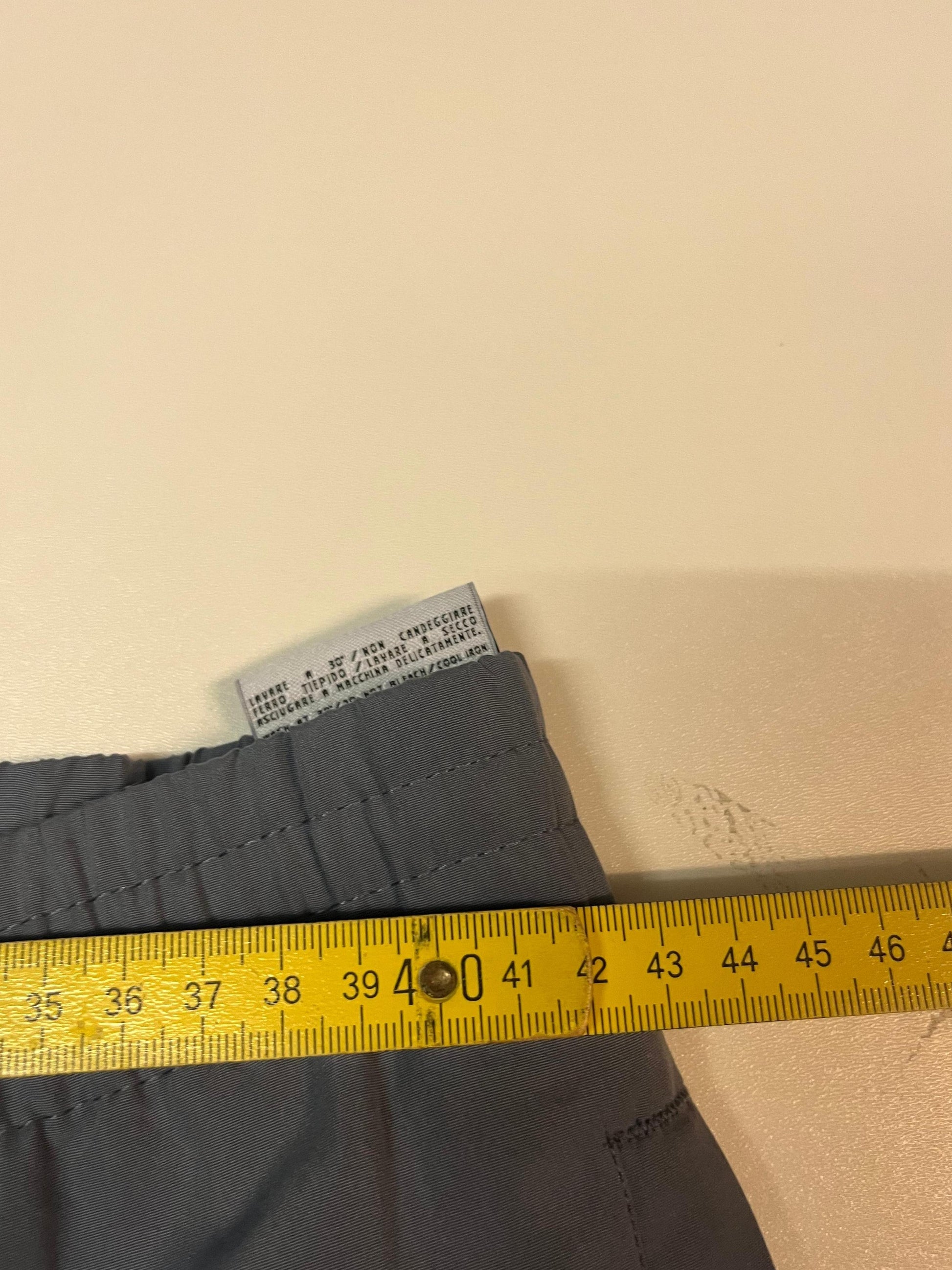 Entdecke unsere Vintage Track Pants von Nike und anderen Marken, erhältlich bei Valuxery.de - Dein Shop für trendige Vintage - Kleidung. Unsere Track Pants sind aus hochwertigen Materialien und