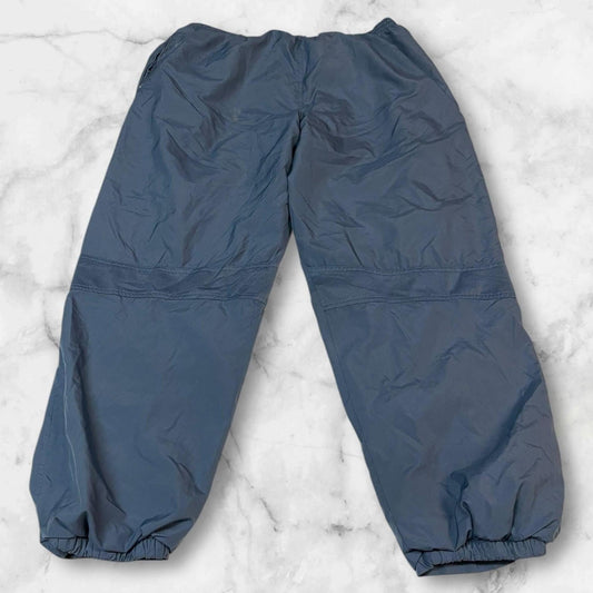 Entdecke unsere Vintage Track Pants von Nike und anderen Marken, erhältlich bei Valuxery.de - Dein Shop für trendige Vintage - Kleidung. Unsere Track Pants sind aus hochwertigen Materialien und