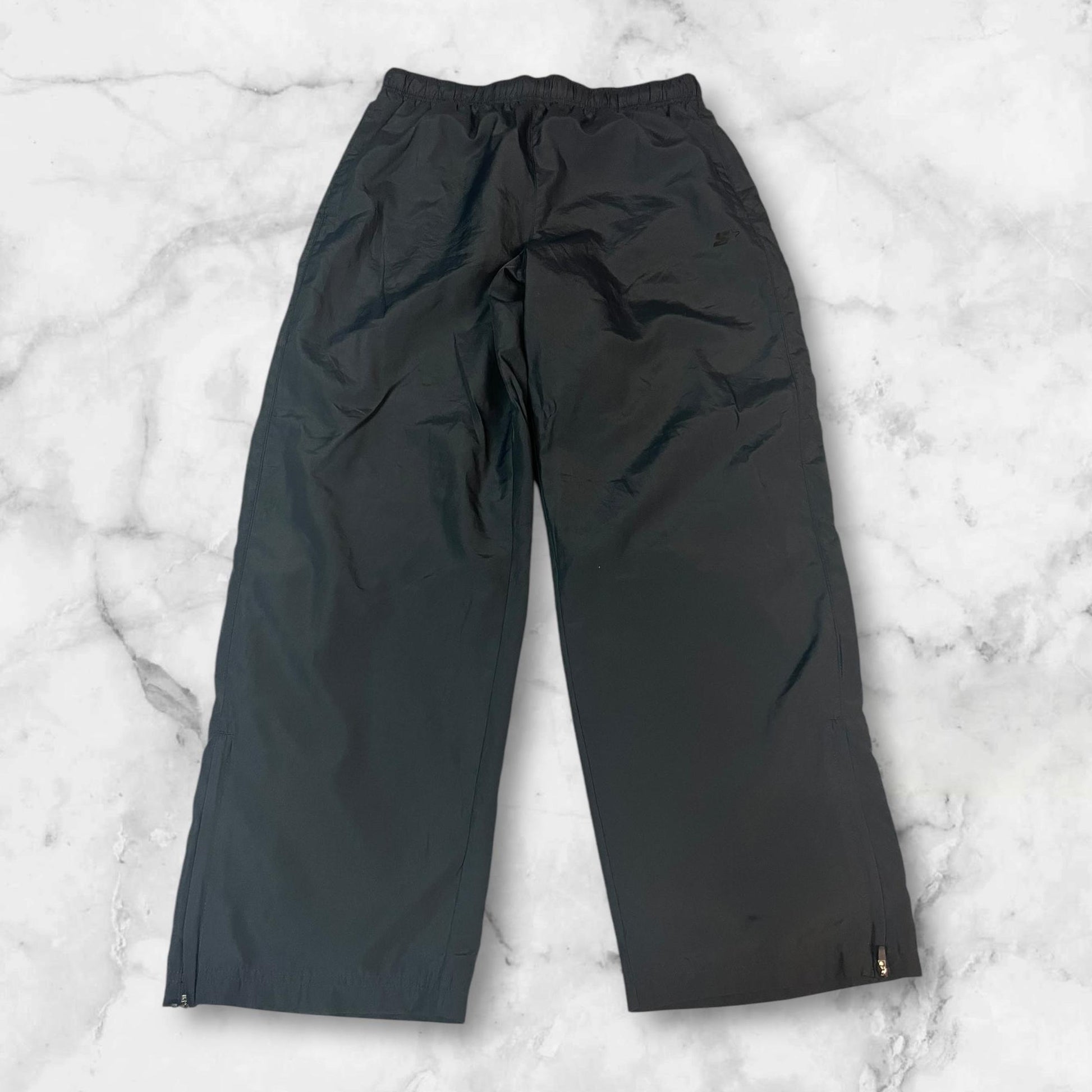 Entdecke unsere Vintage Track Pants von Nike und anderen Marken, erhältlich bei Valuxery.de - Dein Shop für trendige Vintage - Kleidung. Unsere Track Pants sind aus hochwertigen Materialien und