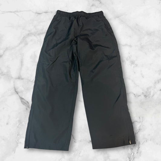Entdecke unsere Vintage Track Pants von Nike und anderen Marken, erhältlich bei Valuxery.de - Dein Shop für trendige Vintage - Kleidung. Unsere Track Pants sind aus hochwertigen Materialien und