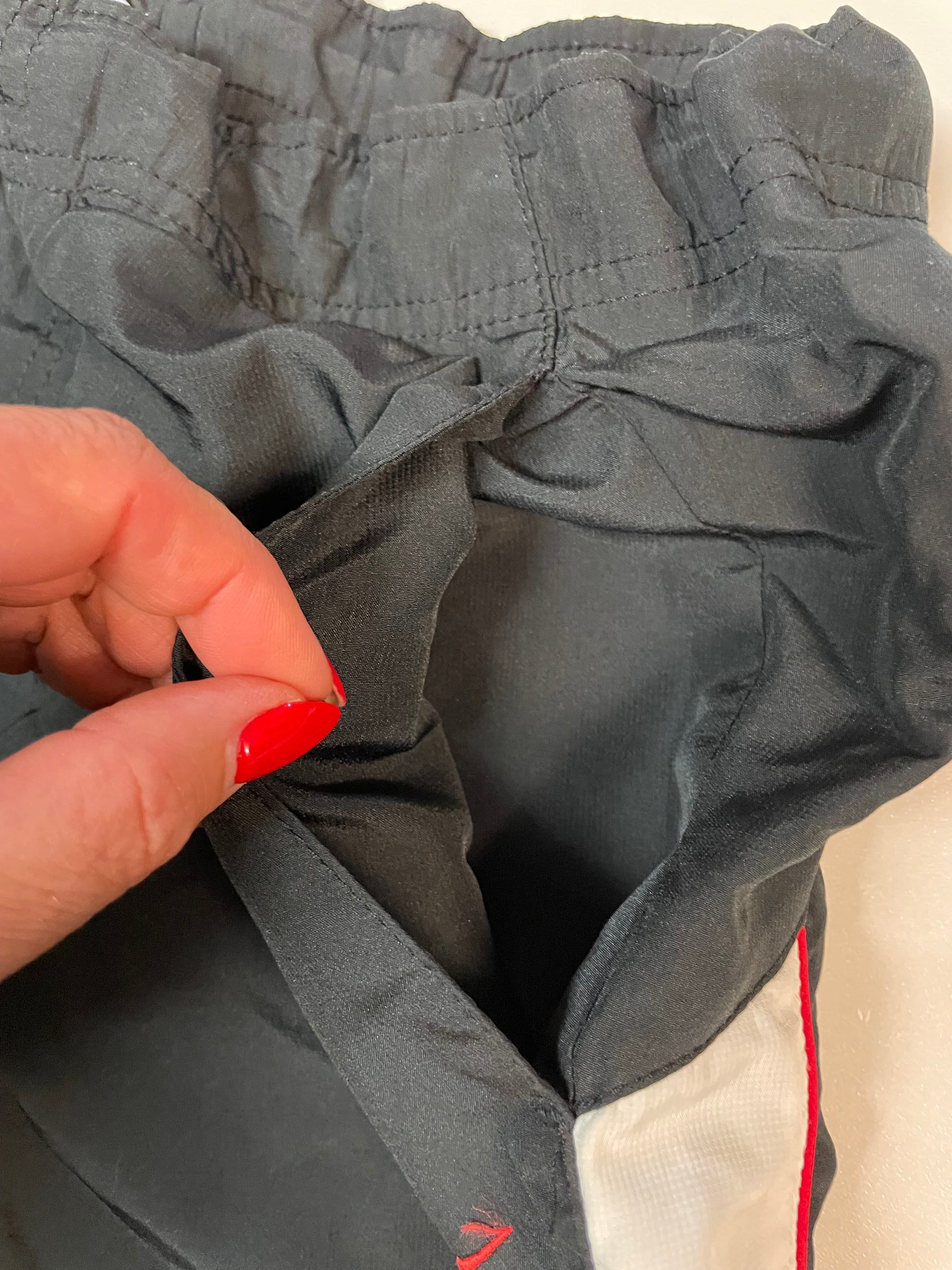 Entdecke unsere Vintage Track Pants von Nike und anderen Marken, erhältlich bei Valuxery.de - Dein Shop für trendige Vintage - Kleidung. Unsere Track Pants sind aus hochwertigen Materialien und