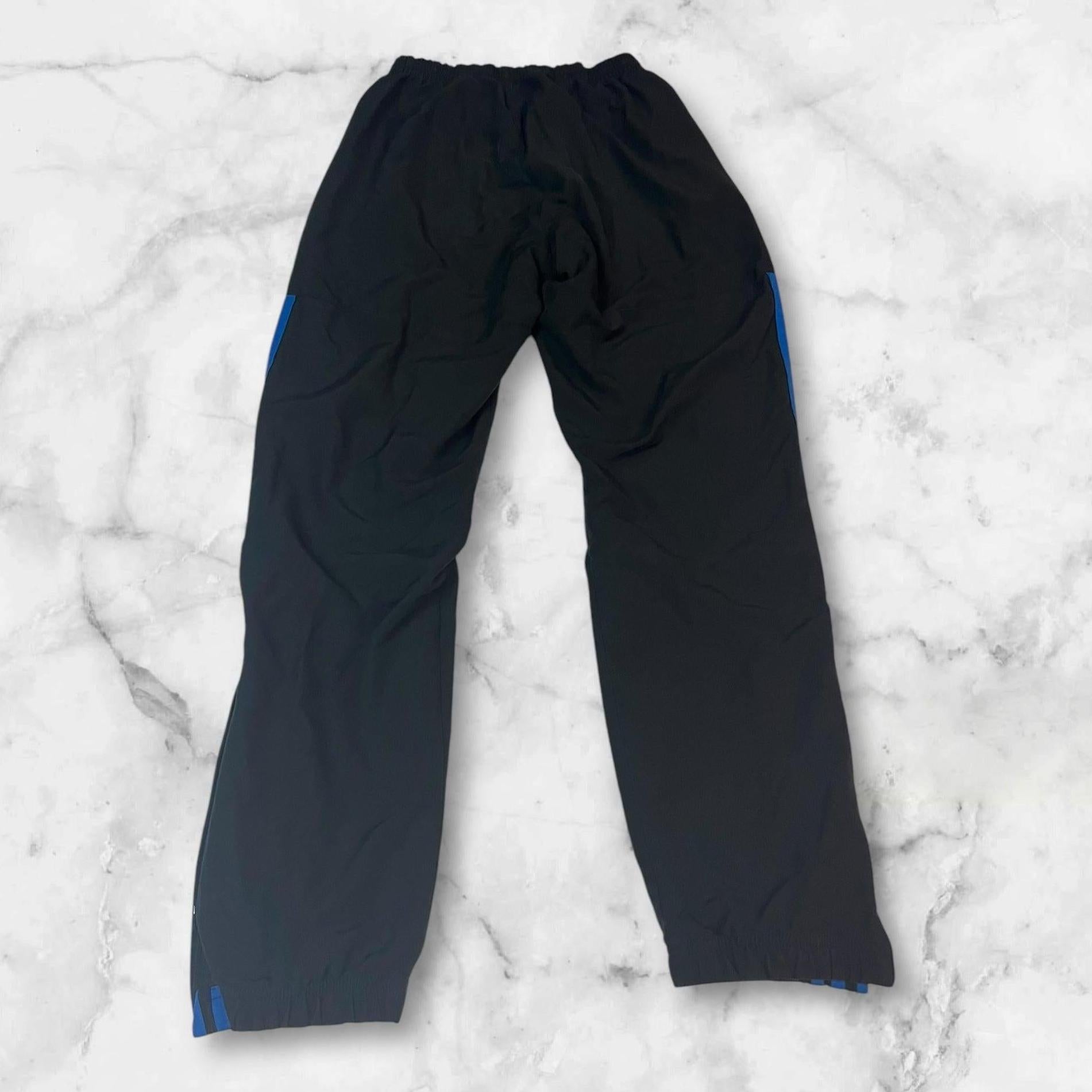 Entdecke unsere Vintage Track Pants von Nike und anderen Marken, erhältlich bei Valuxery.de - Dein Shop für trendige Vintage - Kleidung. Unsere Track Pants sind aus hochwertigen Materialien und