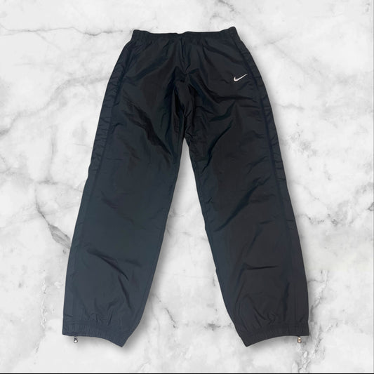 Entdecke unsere Vintage Track Pants von Nike und anderen Marken, erhältlich bei Valuxery.de - Dein Shop für trendige Vintage - Kleidung. Unsere Track Pants sind aus hochwertigen Materialien und