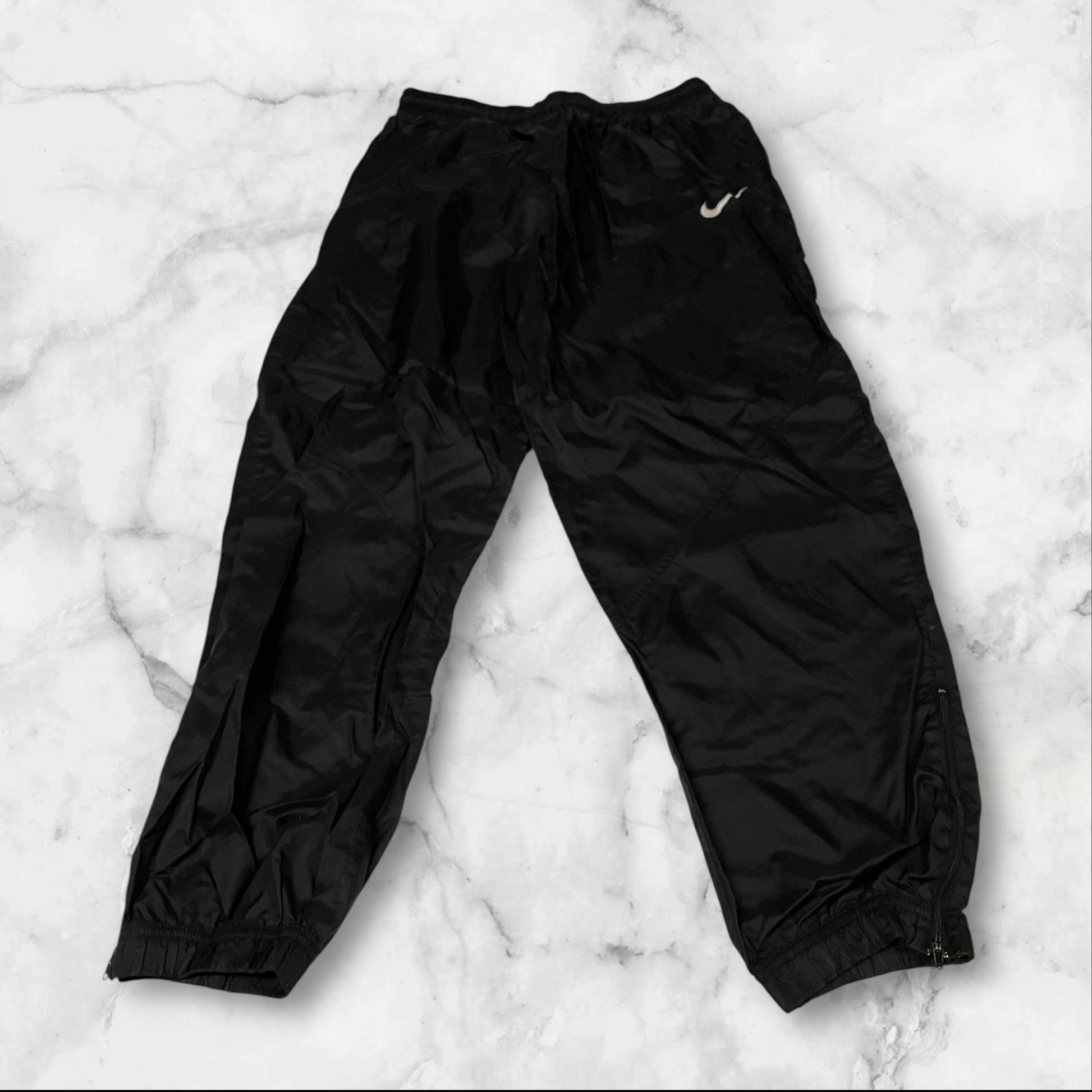 Entdecke unsere Vintage Track Pants von Nike und anderen Marken, erhältlich bei Valuxery.de - Dein Shop für trendige Vintage - Kleidung. Unsere Track Pants sind aus hochwertigen Materialien und