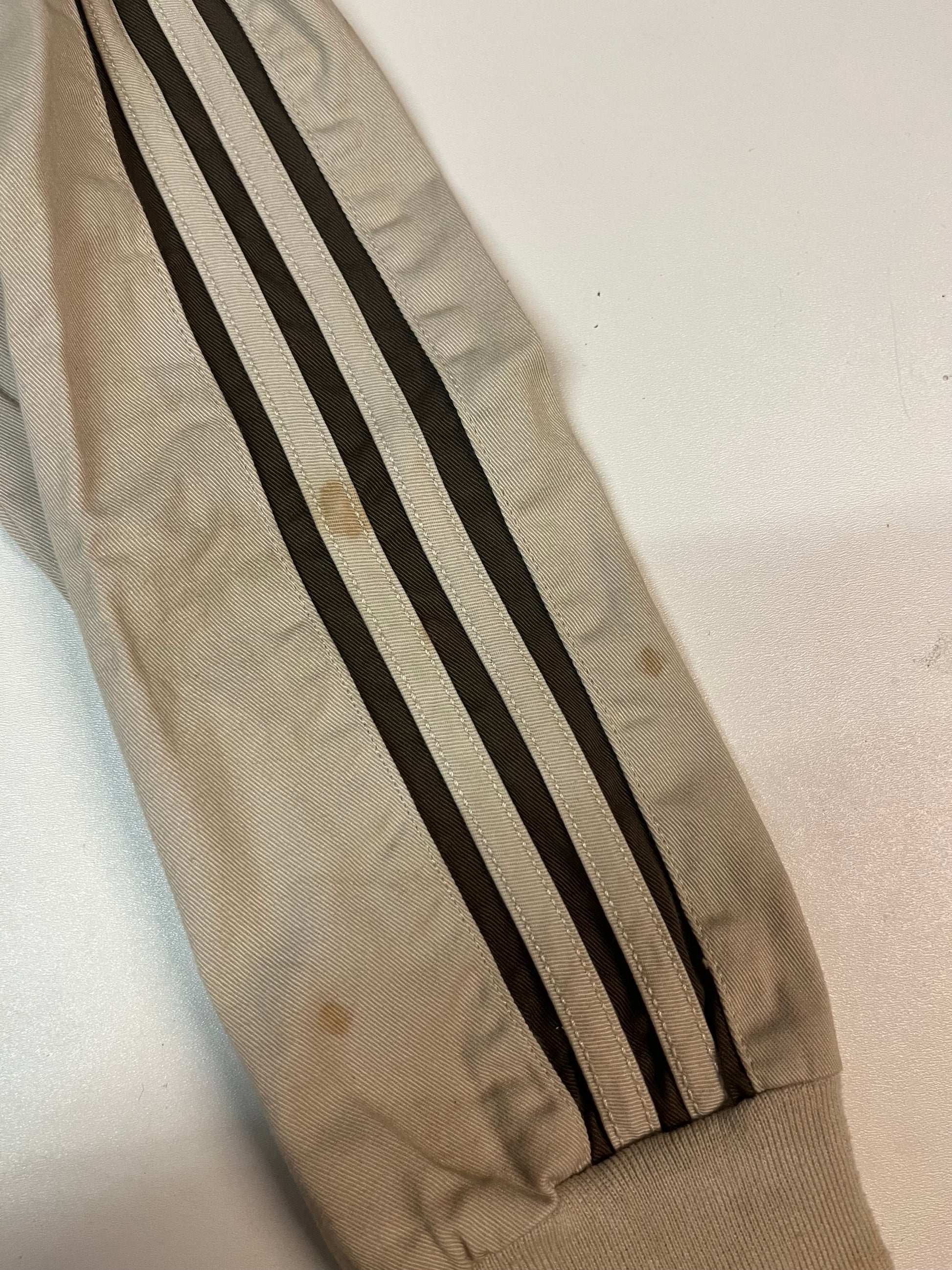 Entdecke unsere Vintage Track Pants von Nike und anderen Marken, erhältlich bei Valuxery.de - Dein Shop für trendige Vintage - Kleidung. Unsere Track Pants sind aus hochwertigen Materialien und