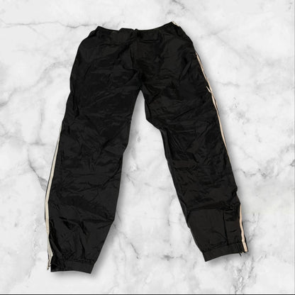Entdecke unsere Vintage Track Pants von Nike und anderen Marken, erhältlich bei Valuxery.de - Dein Shop für trendige Vintage - Kleidung. Unsere Track Pants sind aus hochwertigen Materialien und