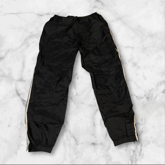 Entdecke unsere Vintage Track Pants von Nike und anderen Marken, erhältlich bei Valuxery.de - Dein Shop für trendige Vintage - Kleidung. Unsere Track Pants sind aus hochwertigen Materialien und