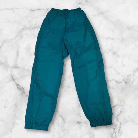 Entdecke unsere Vintage Track Pants von Nike und anderen Marken, erhältlich bei Valuxery.de - Dein Shop für trendige Vintage - Kleidung. Unsere Track Pants sind aus hochwertigen Materialien und