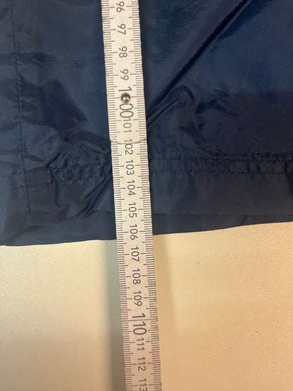 Entdecke unsere Vintage Track Pants von Nike und anderen Marken, erhältlich bei Valuxery.de - Dein Shop für trendige Vintage - Kleidung. Unsere Track Pants sind aus hochwertigen Materialien und