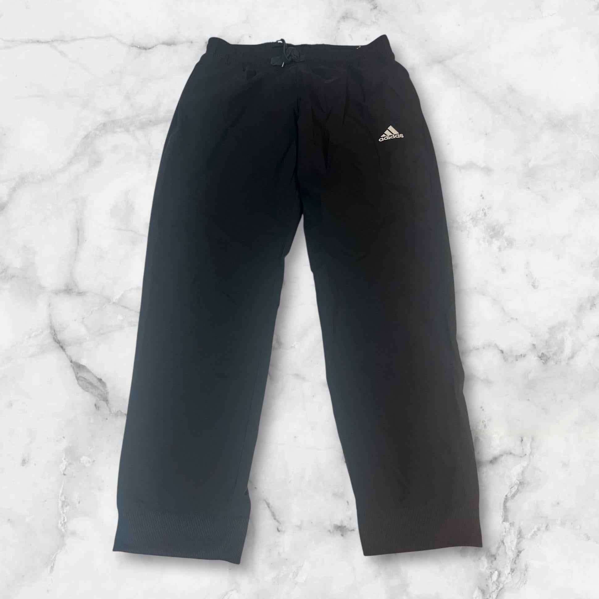 Entdecke unsere Vintage Track Pants von Nike und anderen Marken, erhältlich bei Valuxery.de - Dein Shop für trendige Vintage - Kleidung. Unsere Track Pants sind aus hochwertigen Materialien und