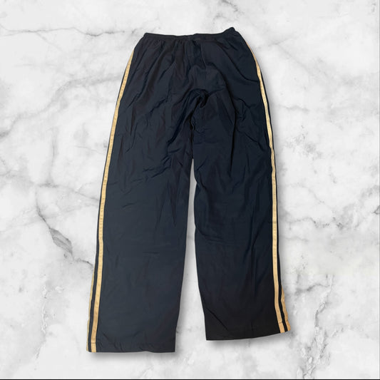 Entdecke unsere Vintage Track Pants von Nike und anderen Marken, erhältlich bei Valuxery.de - Dein Shop für trendige Vintage - Kleidung. Unsere Track Pants sind aus hochwertigen Materialien und