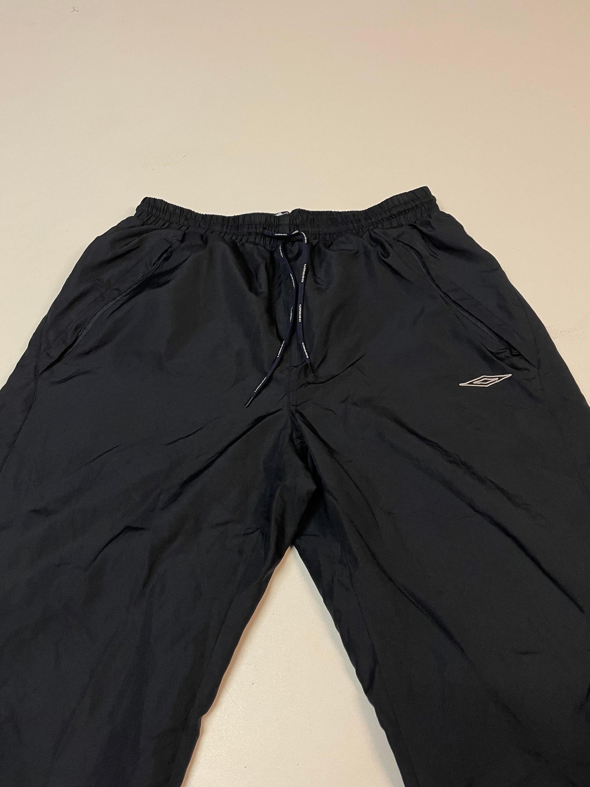 Entdecke unsere Vintage Track Pants von Nike und anderen Marken, erhältlich bei Valuxery.de - Dein Shop für trendige Vintage - Kleidung. Unsere Track Pants sind aus hochwertigen Materialien und